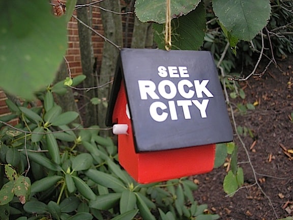 A birdhouse displays the iconic See Rock City phrase 